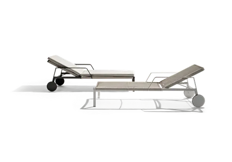Lounger from the Tribù Nodi collection