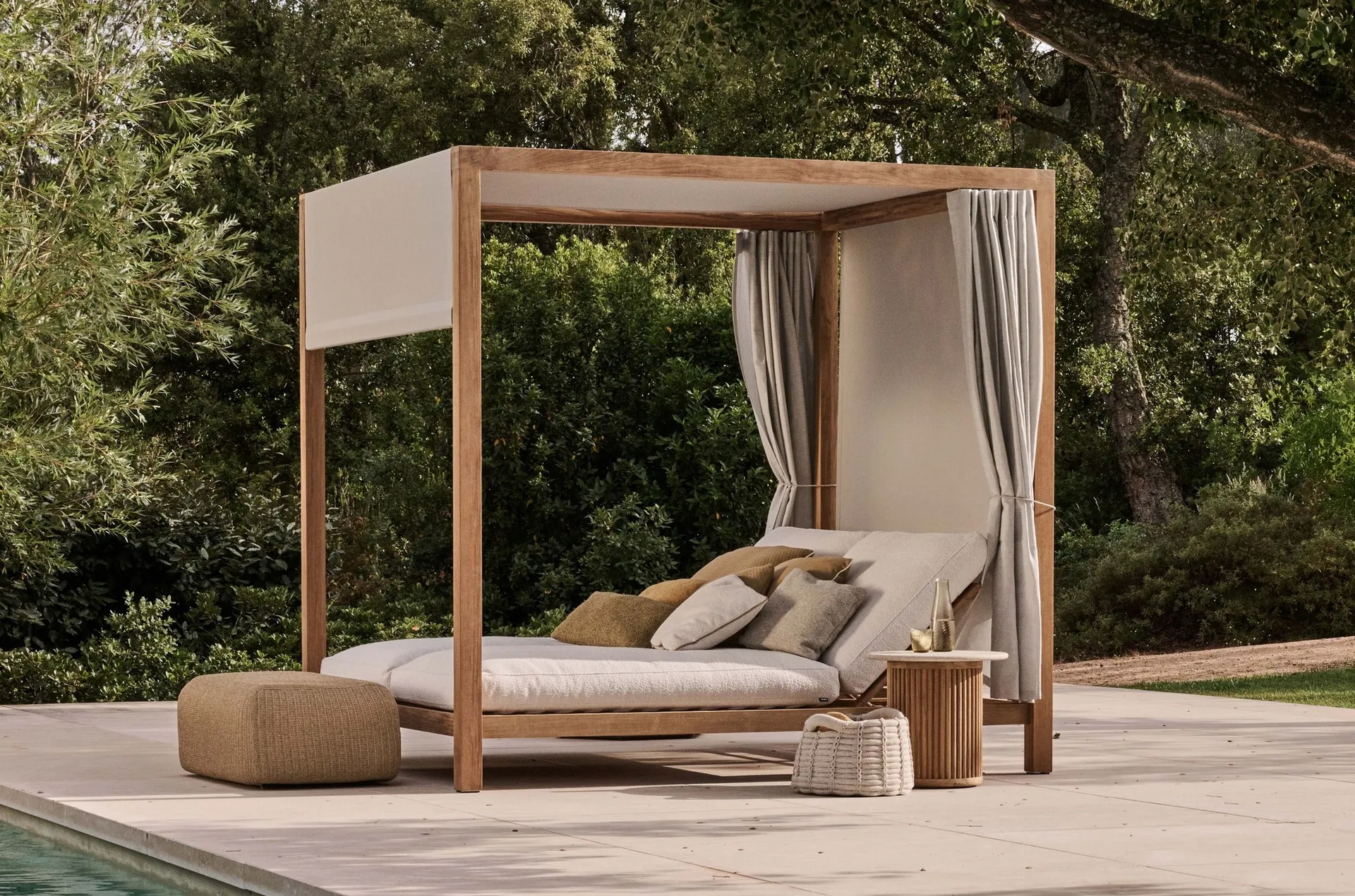 Tribù teak lounge furniture in a garden setting